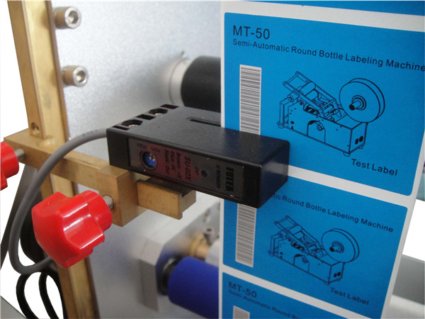 Vertical round bottle labeling machine with date printer