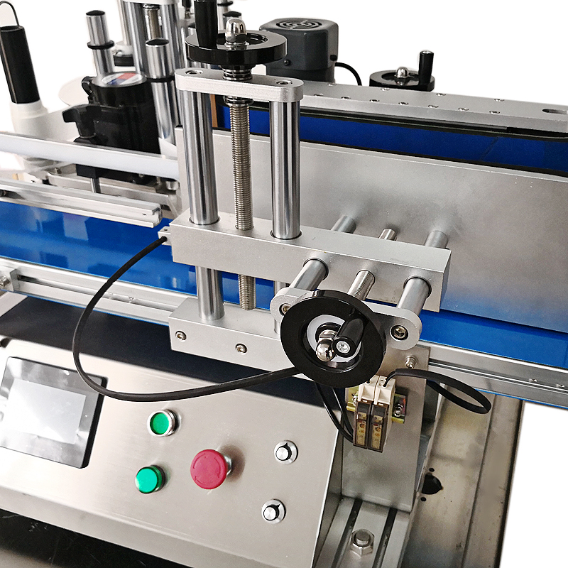 Automatic labeling machine for round bottle